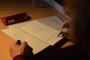 Anschließend nahm sich Hannelore Hoger Zeit zum Signieren.