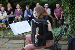 Wie in vielen Jahren zuvor begleitete Akkordeonistin Silke Lange musikalisch die Ehrung Falladas auf dem Carwitzer Friedhof.