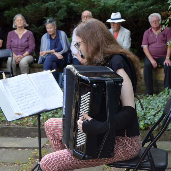 Wie in vielen Jahren zuvor begleitete Akkordeonistin Silke Lange musikalisch die Ehrung Falladas auf dem Carwitzer Friedhof.