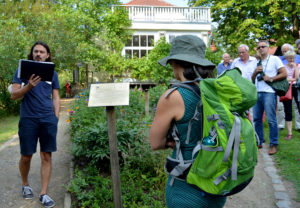 Museumsleiter Dr. Stefan Knüppel beim literarischen Spaziergang